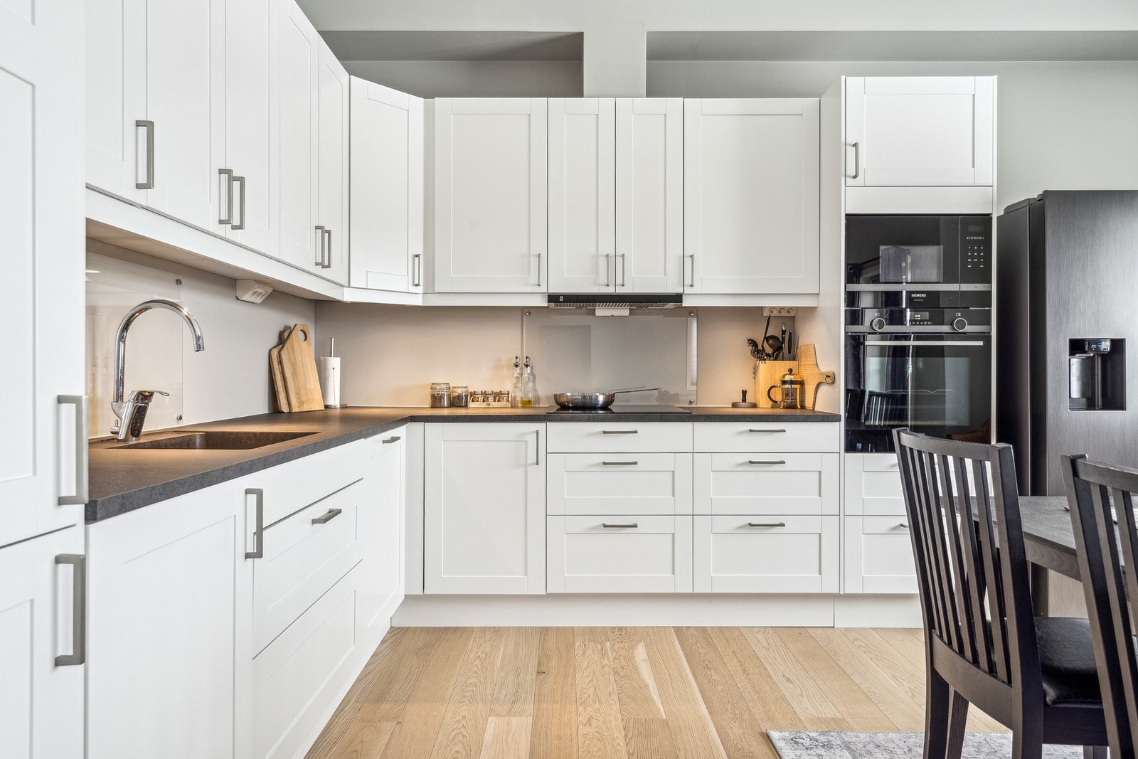 Flott kjøkken med lyse, profilerte fronter. Godt med lagringsplass og plass til en større spisegruppe rett ved. Galleribilde