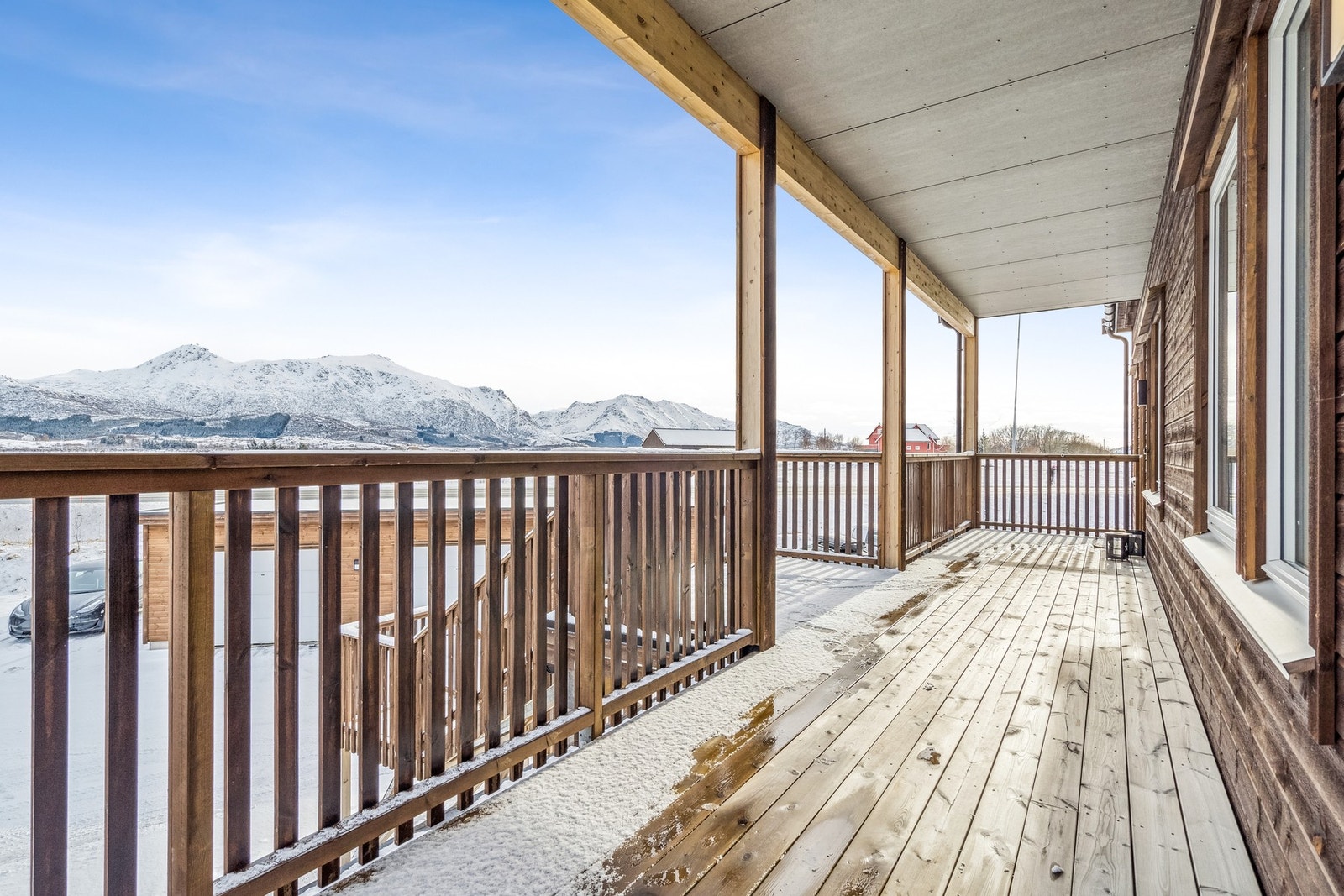 Overbygget inngangsparti med flott utsikt mot øst. Galleribilde