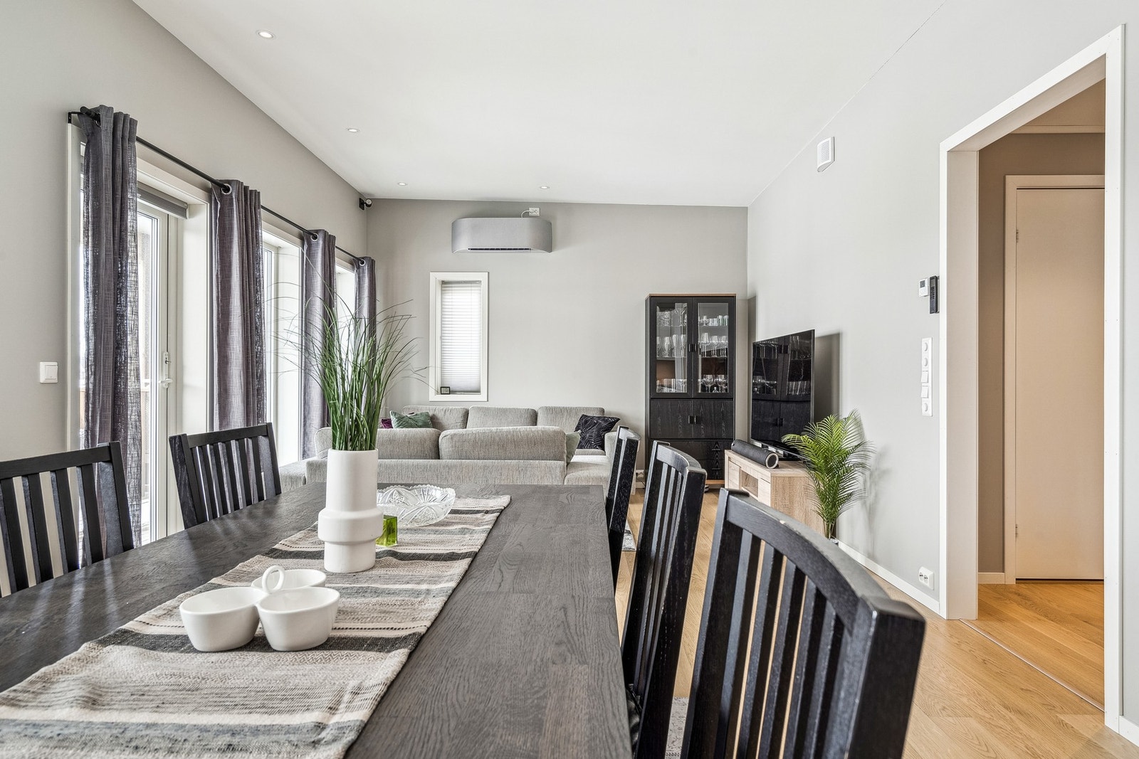 Rommet varmes opp via varmepumpe og vannbåren varme. Galleribilde