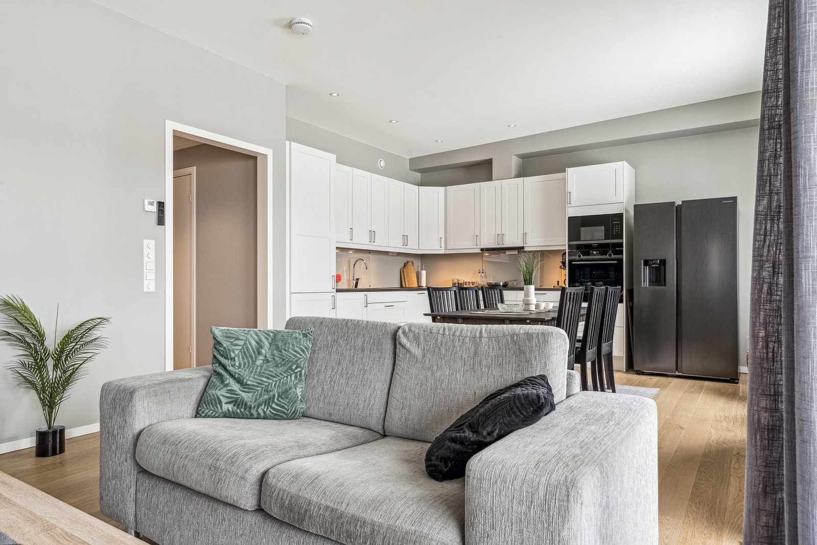 Sletter overflater gir et moderne uttrykk, i kombinasjon med downlights i taket. Galleribilde