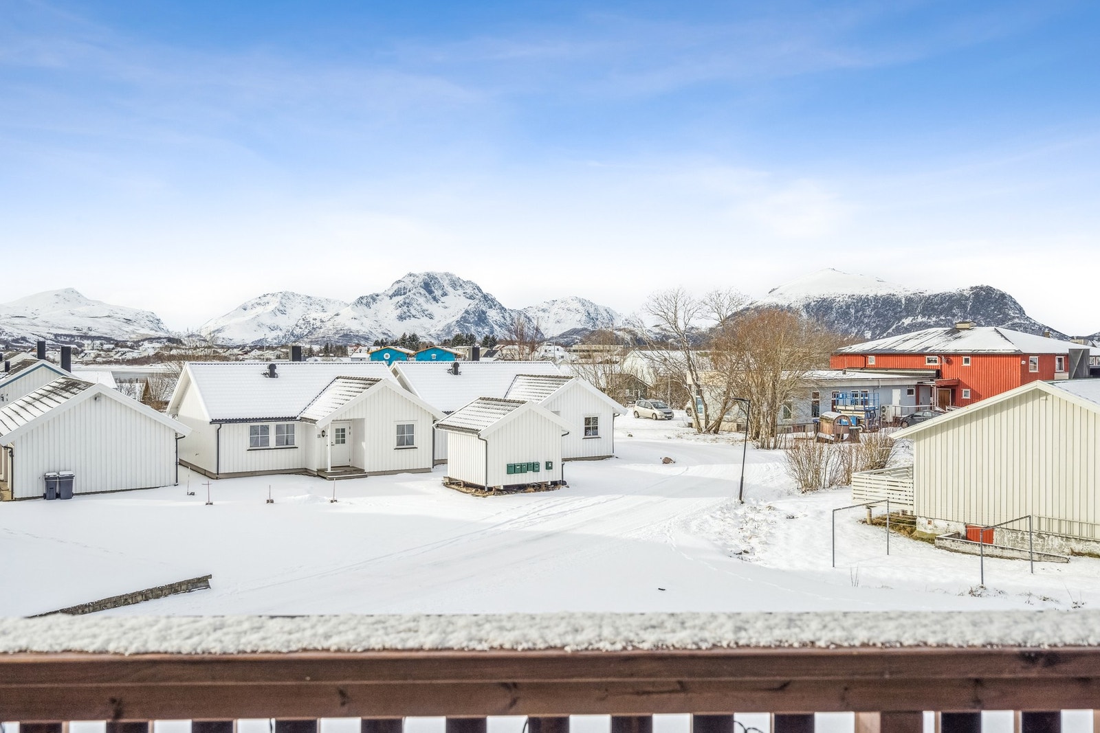 Vidt utsyn mot de majestetiske Lofot-fjellene. Galleribilde