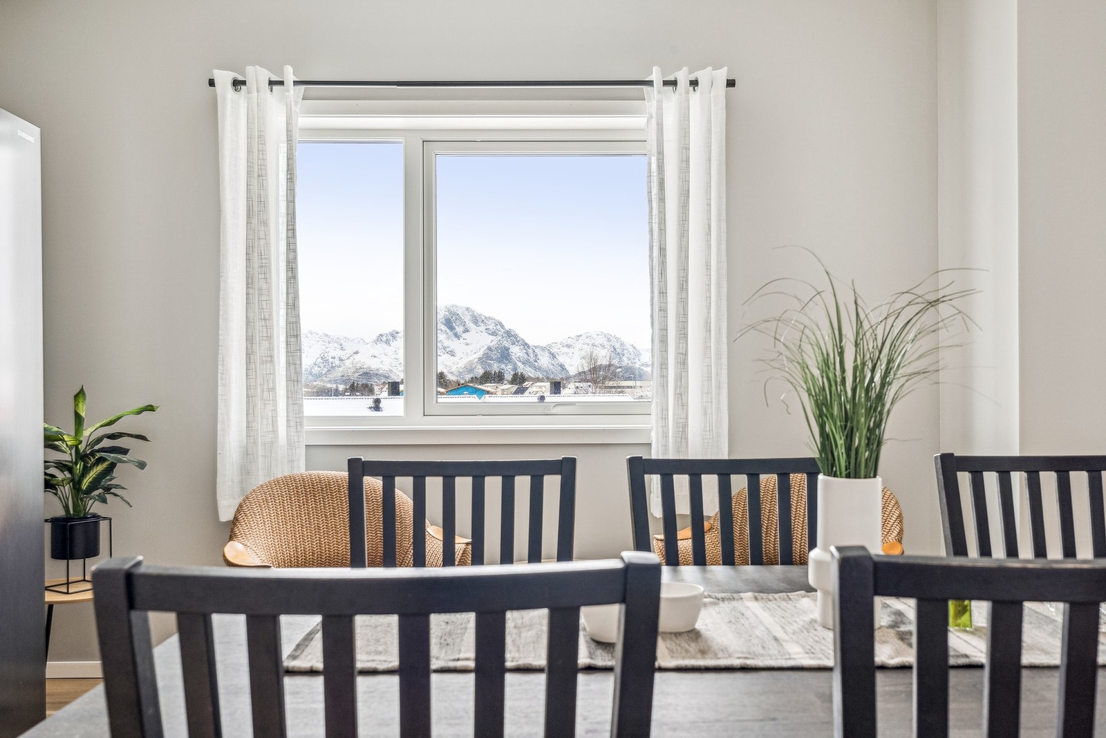 Fra spisebordet har dere flott utsikt mot Stor Nappstind. Galleribilde