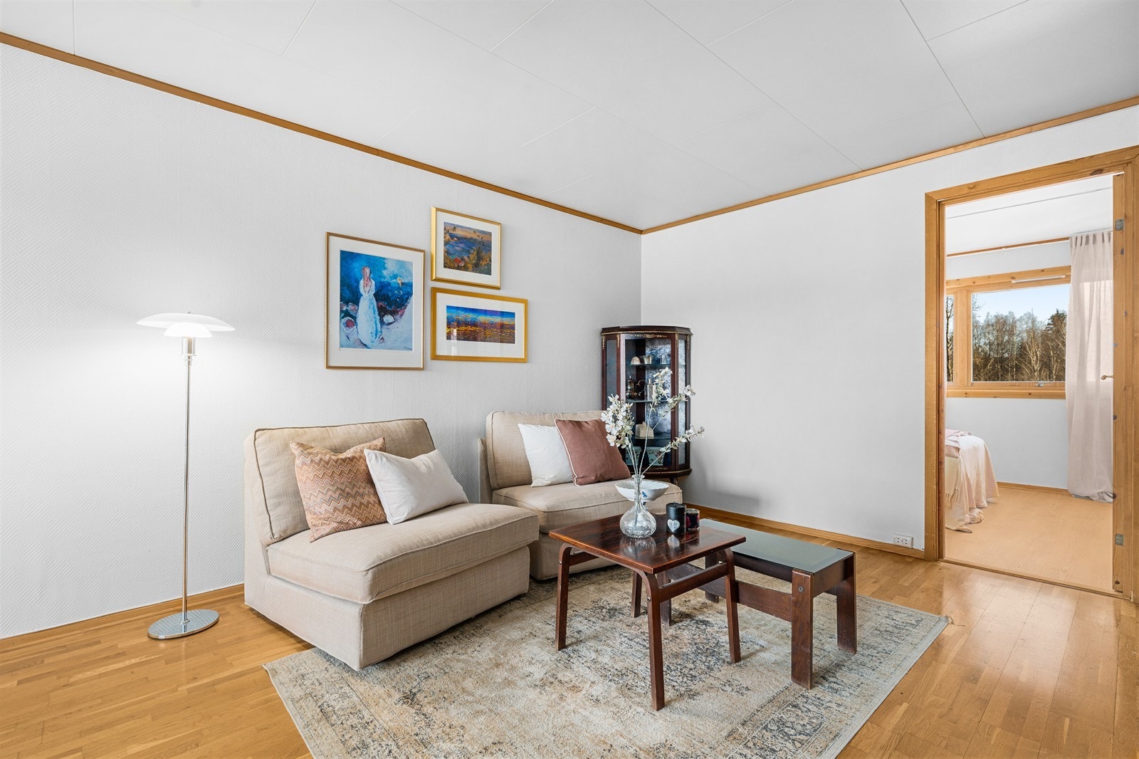 Innbydende stue innredet med eikeparkett på gulv, malt tapet på vegger og takess i himling! Galleribilde