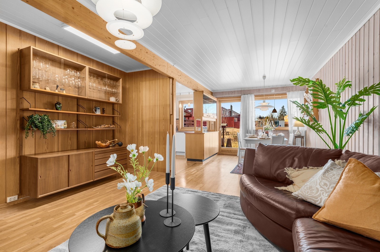 Hyggelig stue med gode vindusflater og naturlig lys! Galleribilde