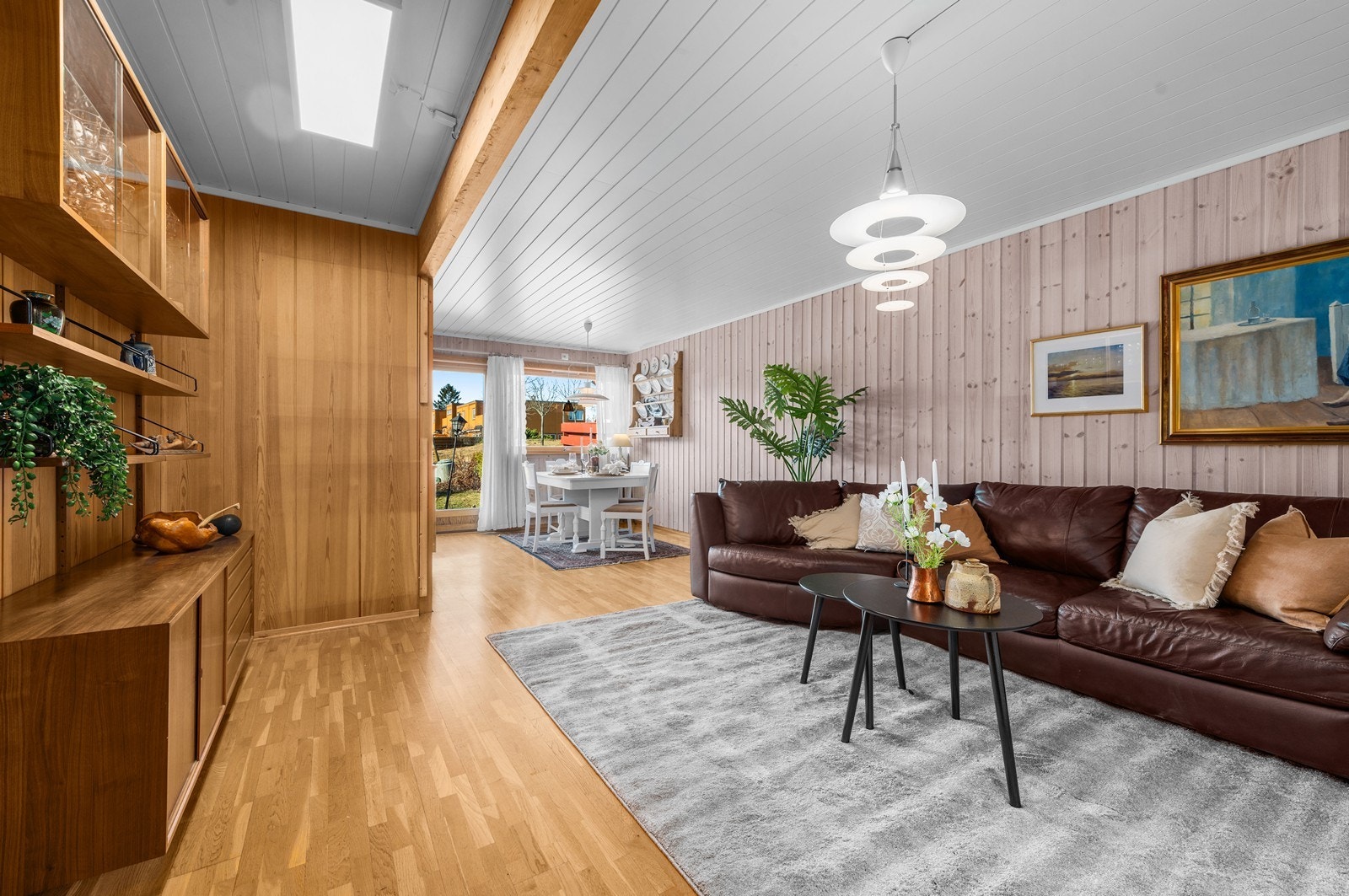 Stuen gir god plass for flere sosiale soner med både sofa med tilhørende møblement og spisestue! Galleribilde