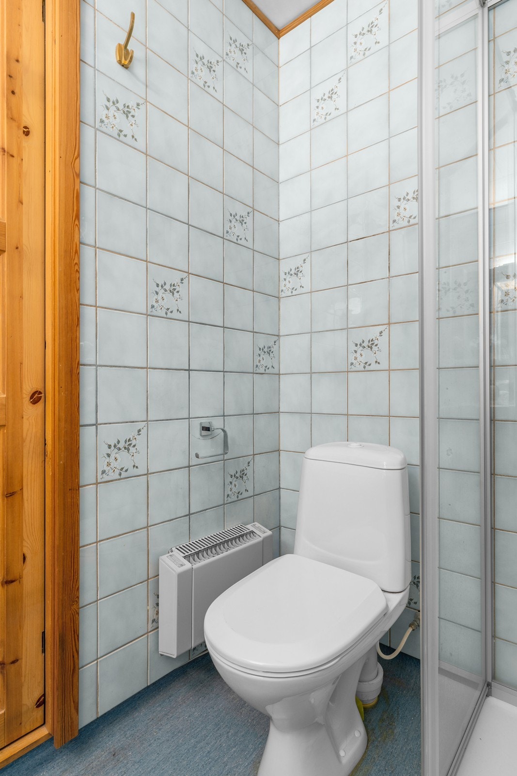 Gulvstående toalett i baderommet! Galleribilde