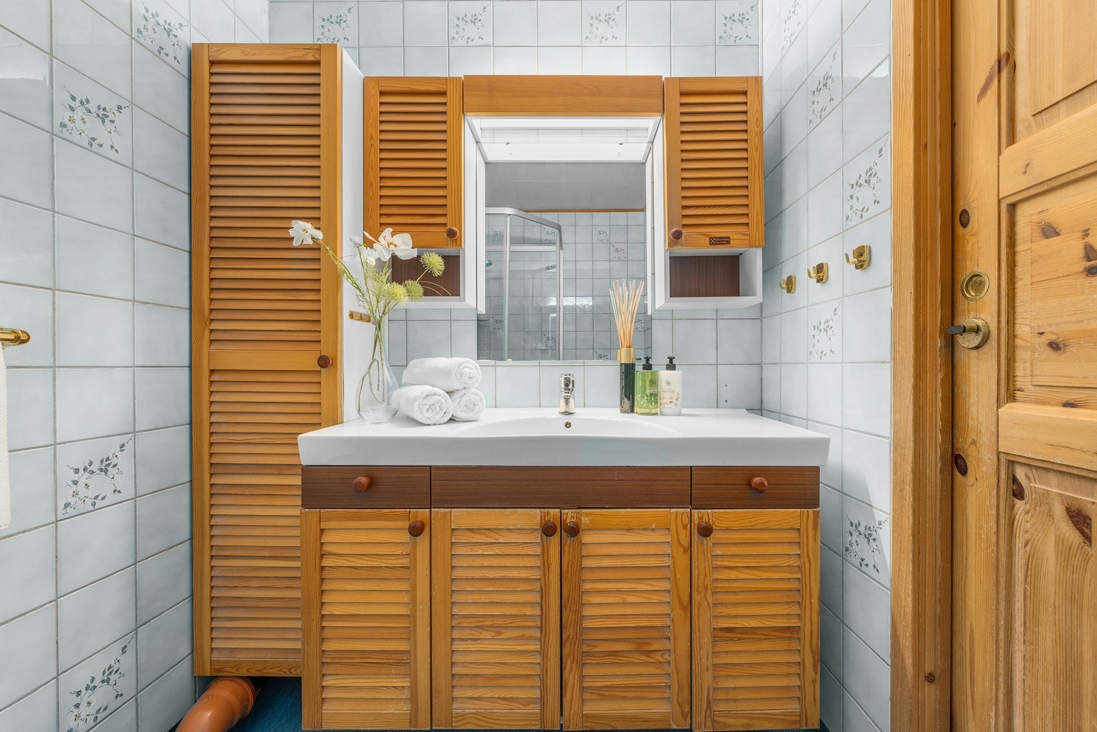 Av innredning er det gulvstående toalett, tett dusjkabinett og baderomsinnredning med overhengende speil, nedfelt servant og vegghengt skap. Det anbefales å lese takstmannens vurdering i vedlagt tilstandsrapport nøye! Galleribilde