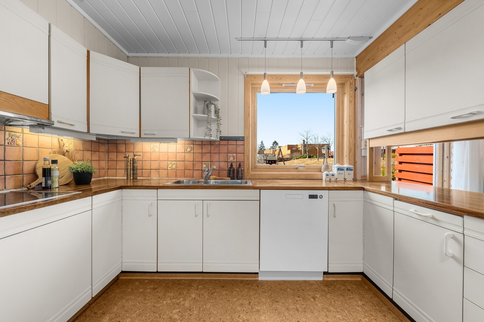 Kjøkkenet har rikelig med skap- og benkeplass! Galleribilde