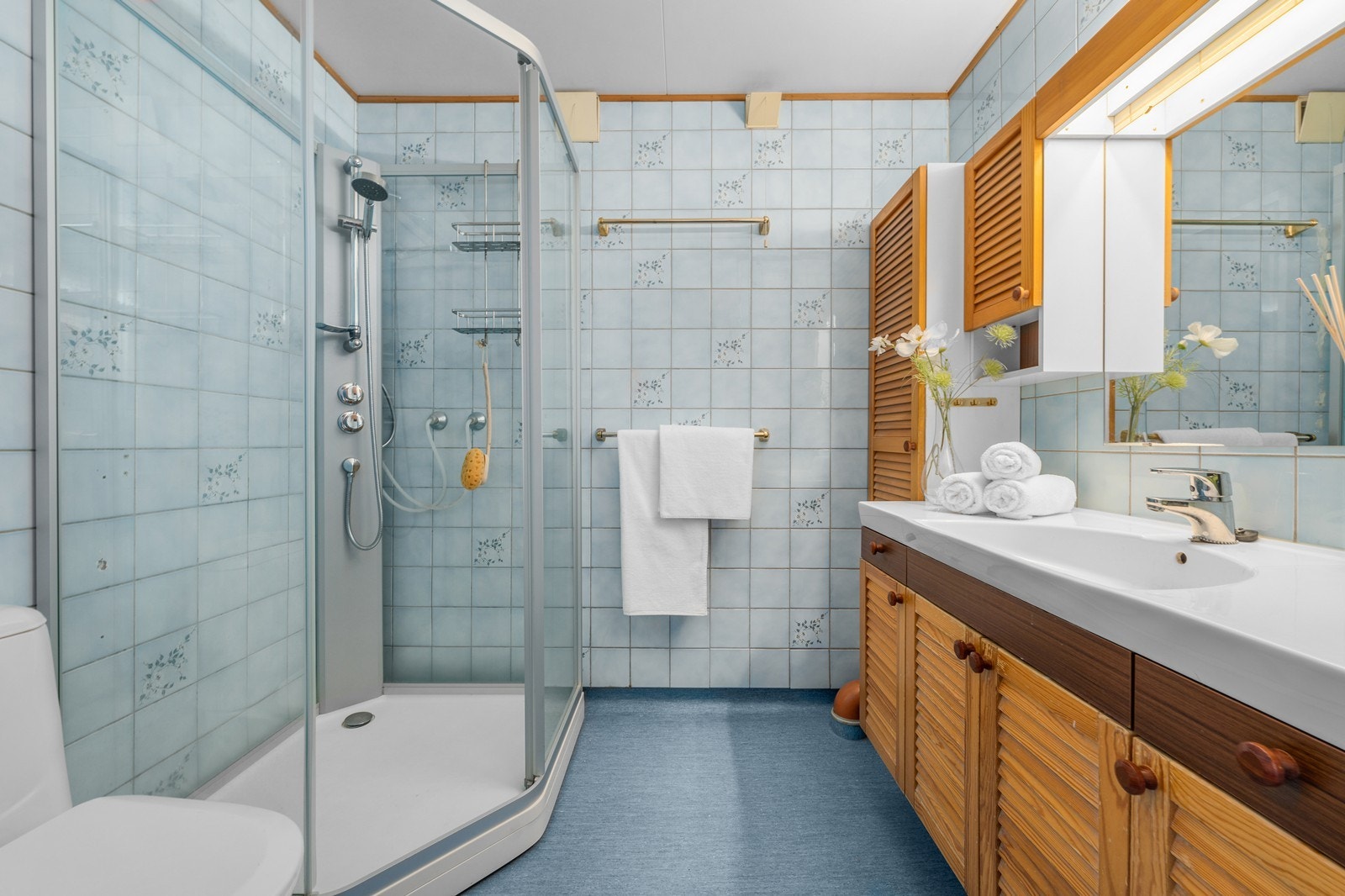 Arealeffektivt bad med flis på vegg, himlingsplater i tak og belegg på gulv! Galleribilde