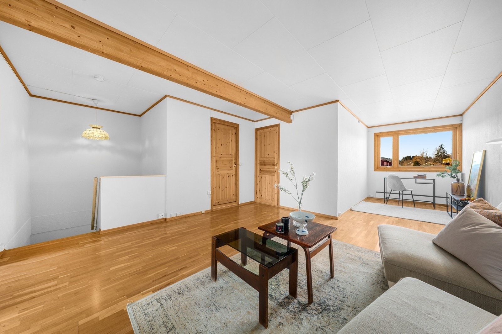 Teppelagte trappetrinn fører deg opp til rekkehusets andre etasje, og her blir du vel møtt av en tiltalende stue med plass til sofagruppe og ønsket tv-møblement! Galleribilde