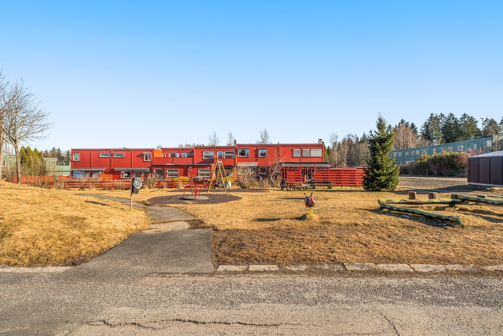 Nærmeste lekeplass er rett på utsiden av hagen til boligen! Galleribilde