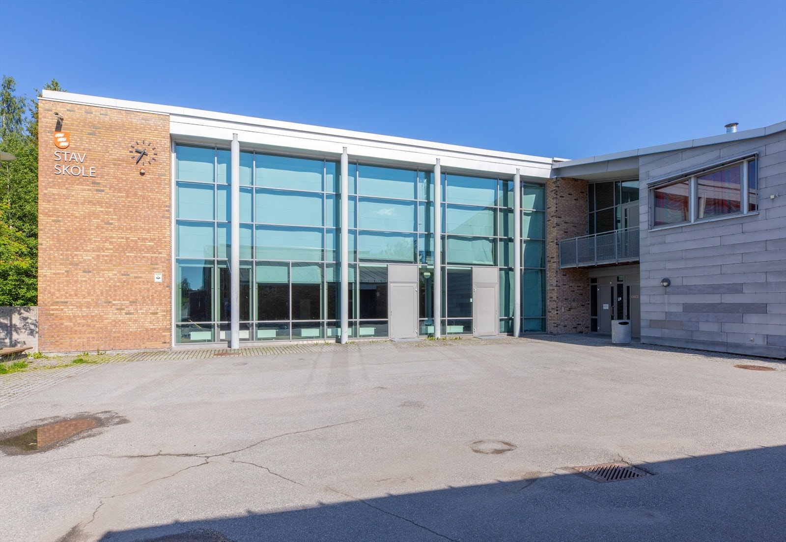 Ungdomskolen heter Stav skole og ligger i overkant av Gjellerås barneskole! Galleribilde