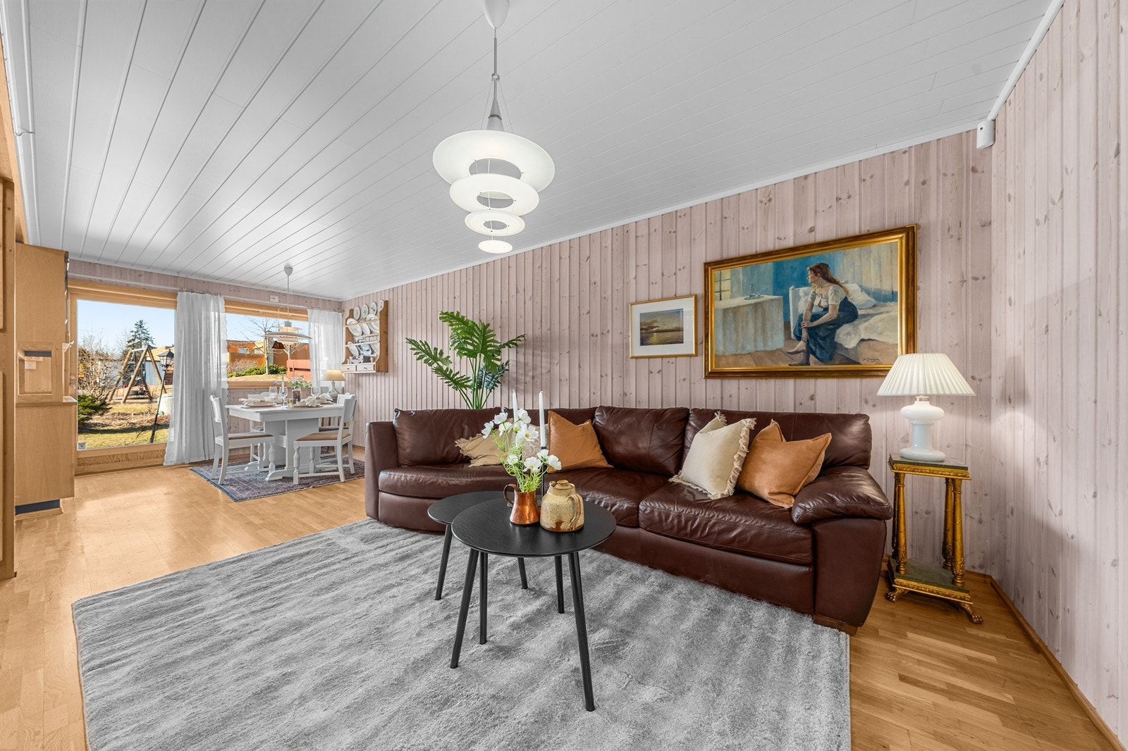 Nadeem Bokhari v/Nordvik Eiendomsmegling presenterer et familievennlig rekkehus over to plan med 2 stuer og 4 soverom i attraktivt område! Galleribilde