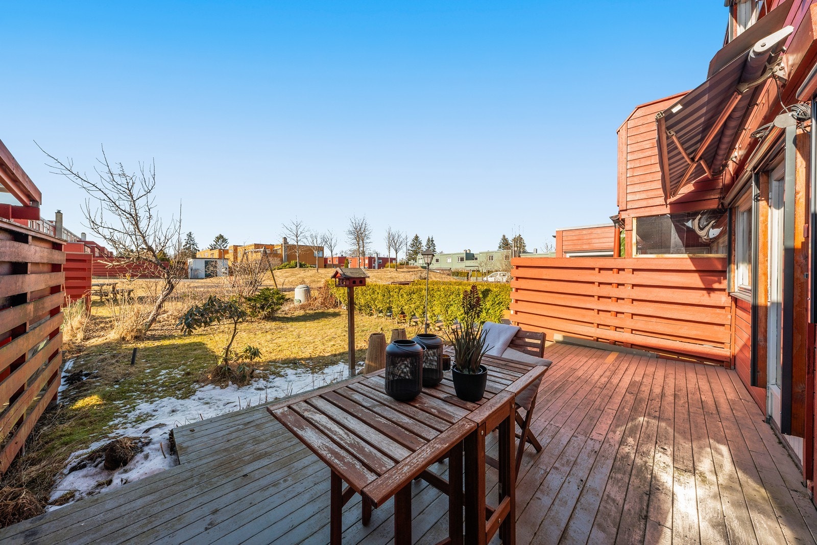 Fra spisestuen er det utgang til en terrasse på ca. 22 kvm med adkomst til hagearealer med gressplen og buskevekst. Her kan man nyte gode solforhold gjennom dagen! Galleribilde