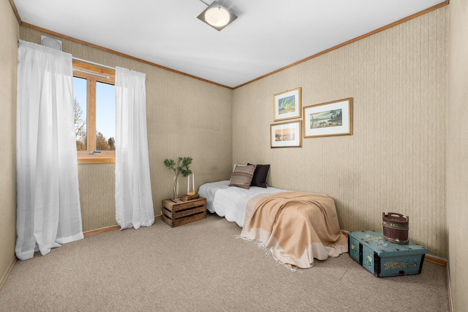 Lunt og romslig soverom med god plass til dobbelseng og garderobeløsning! Galleribilde