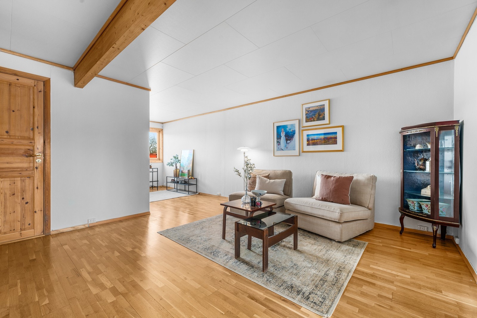 Å ha en ekstra stue i andre plan gir fleksibilitet og muligheten til å skape separate soner for avslapning og underholdning. Det perfekte ekstra rommet i enhver bolig! Galleribilde