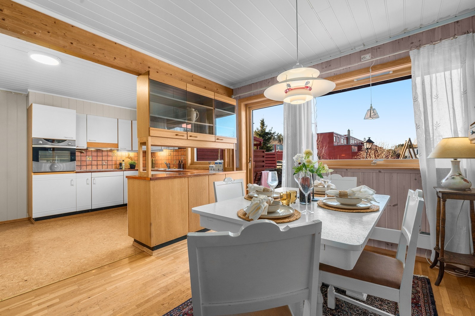 Stuen i 1. etasje er av god størrelse, og ligger i dels åpen løsning mot kjøkken med romslig innredning! Galleribilde