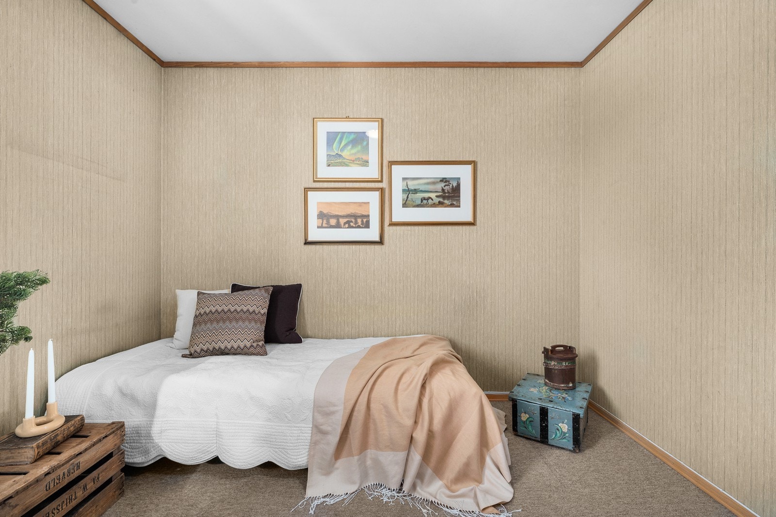 Dette soverommet er innredet med teppe på gulv og tapet på vegger! Galleribilde