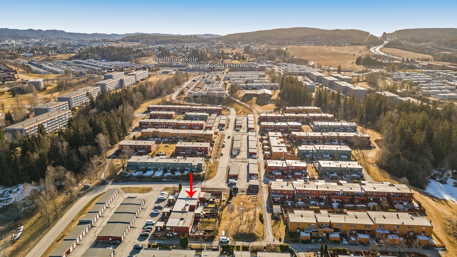 Tårnbyveien 417 ligger i et sentralt, populært og meget familievennlig boligområde på Skjetten i Lillestrøm kommune, med trygg gangavstand til skoler, flere barnehager, flotte rekreasjonsområder og et rikt utvalg av fasiliteter og servicetilbud! Galleribilde