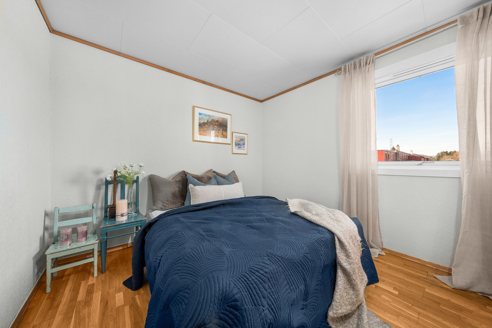 Hovedsoverom med eikeparkett på gulv og malt tapet på vegger! Galleribilde