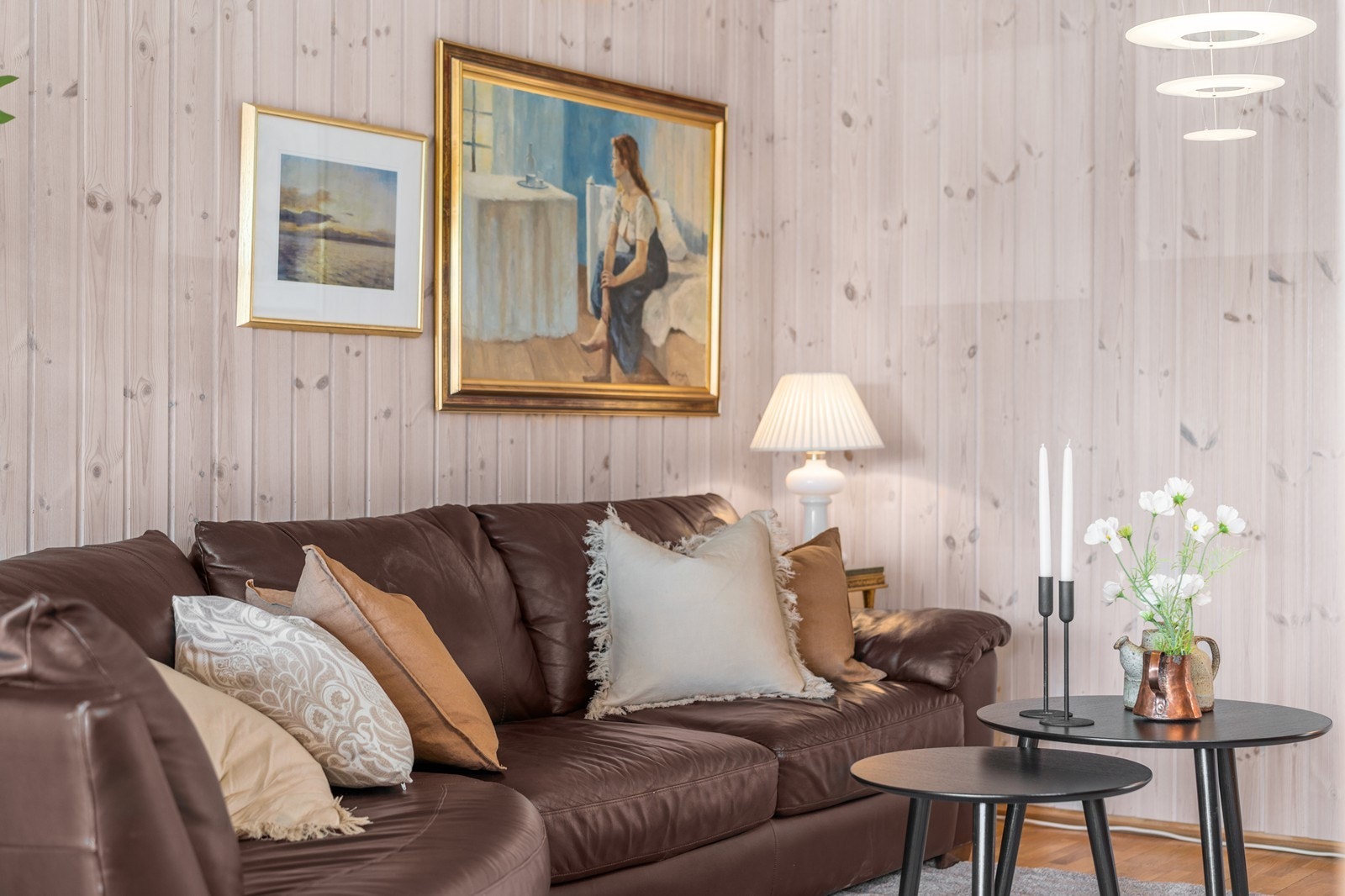 Stuen er innredet med panel på vegger, malt panel i himling og det er eikeparkett på gulvet! Galleribilde