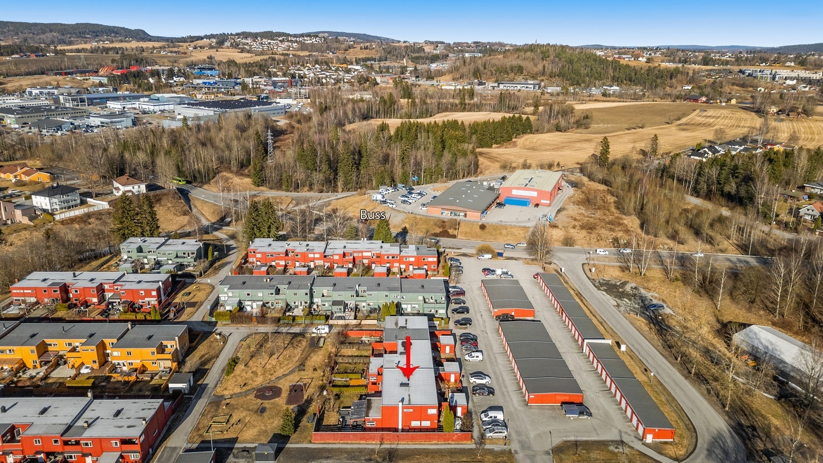 Kort gangavstand til bl.a. bussholdeplass, og rask adkomst ut på E6! Galleribilde