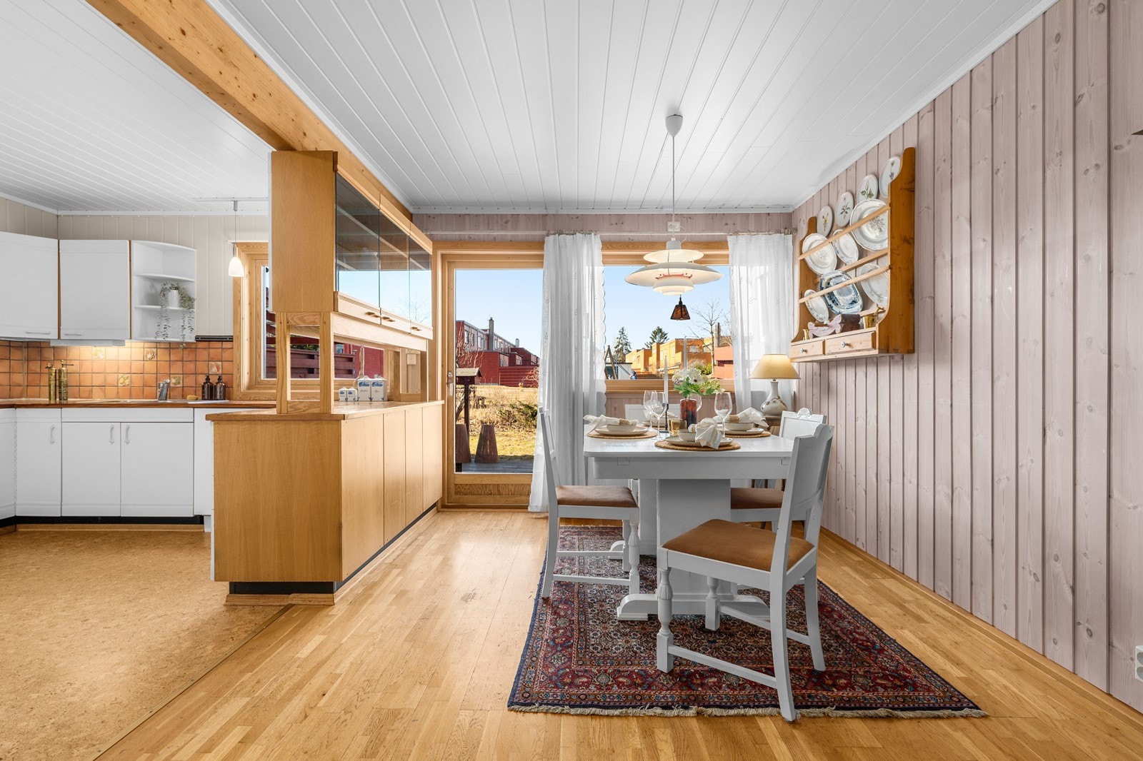 Enkel adkomst fra kjøkken til spisestuen og videre til solrik terrasse/hage til hagearealer med gressplen, buskevekst, flere rips- bringebærbusker, rabarbra og epletre! Galleribilde