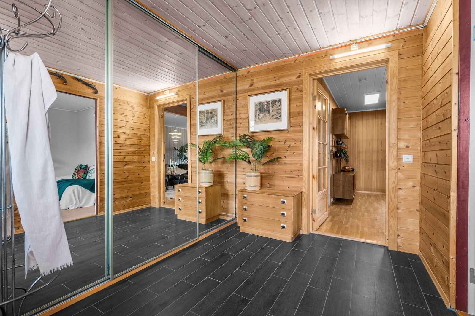 Romslig, trivelig entre med flislagt gulv og underliggende varme ønsker deg velkommen inn! Galleribilde