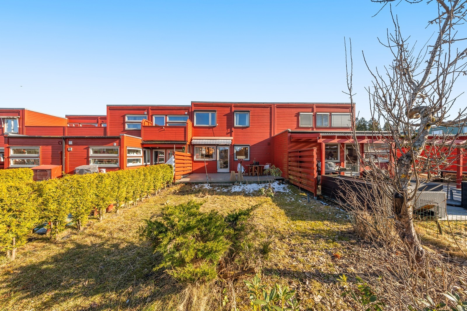 Romslig hage på baksiden med gressplen, buskevekst, flere rips- bringebærbusker, rabarbra og epletre. På forsiden er det også plen med bl.a. plommetre. Her kan man nyte gode solforhold gjennom dagen. Nærmeste lekeplass er rett utenfor eiendommen! Galleribilde