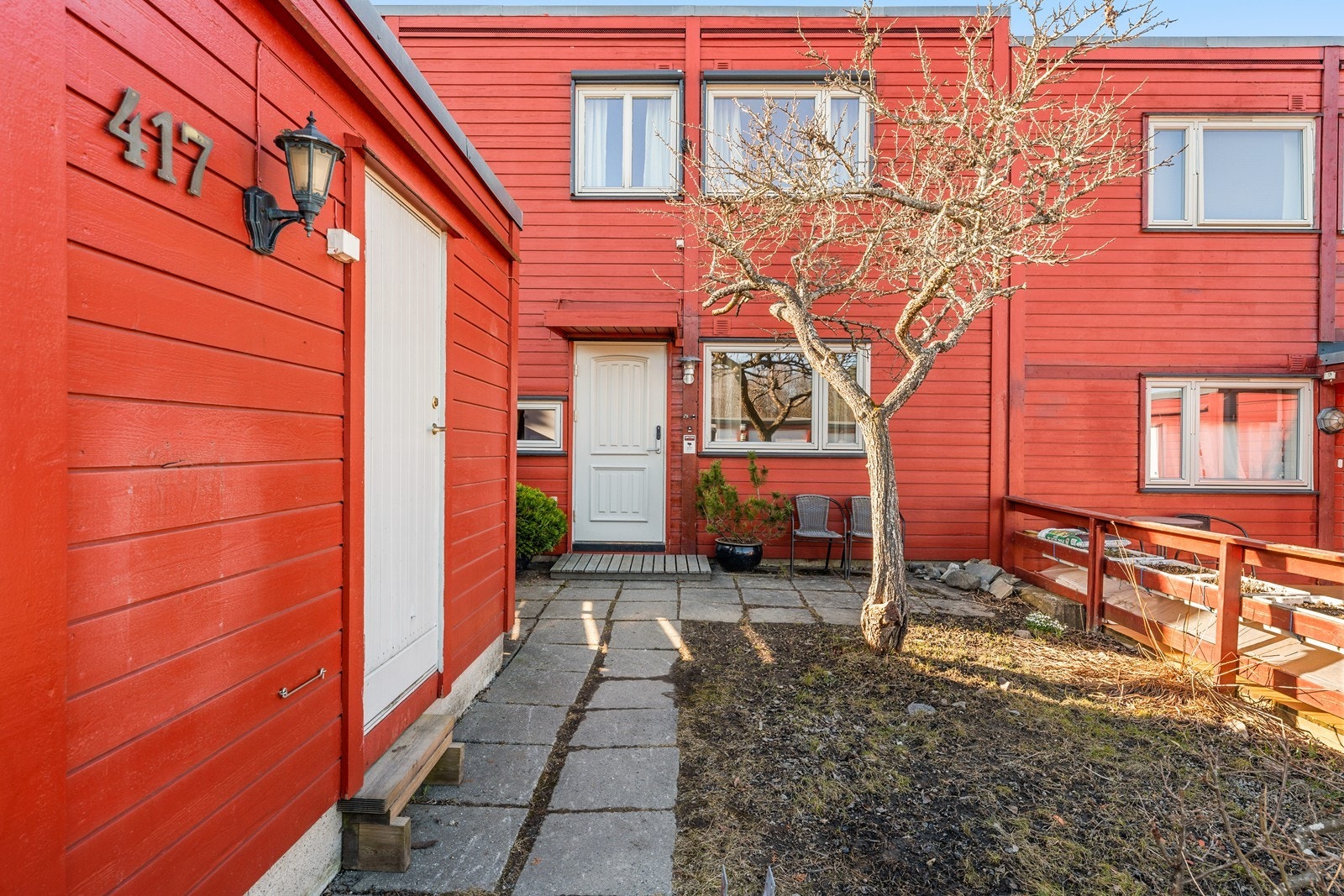 Inngang til Tårnbyveien 417 med en praktisk utebod ved inngangspartiet på ca. 5 kvm, oppført i trekonstruksjon. Plommetre er plantet i hagedelen! Galleribilde