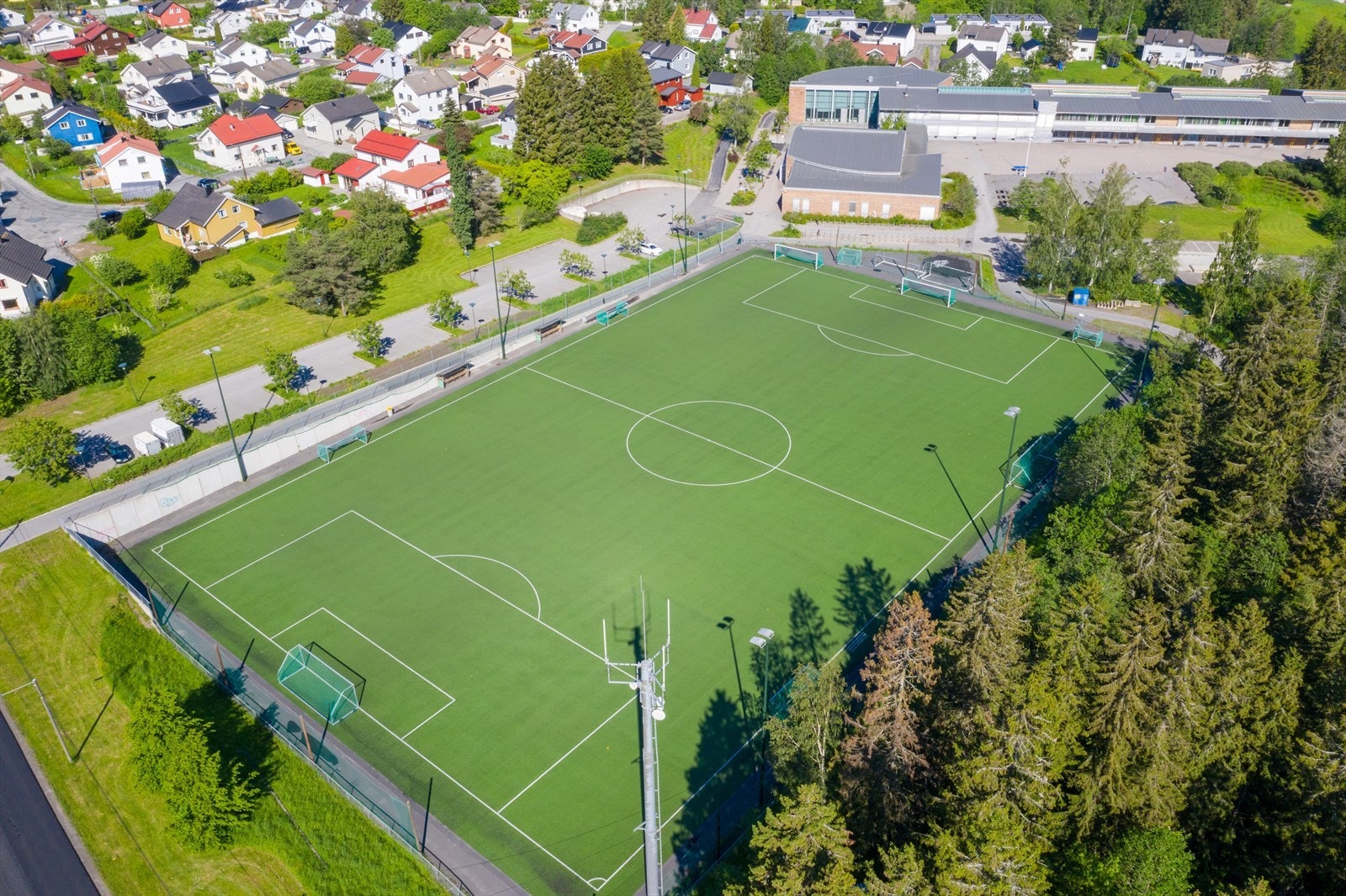 For de aktivitetslystne finnes det flere muligheter på Skjetten. Dronebilde av kunstgressbanen ved Stav ungdomsskole! Galleribilde