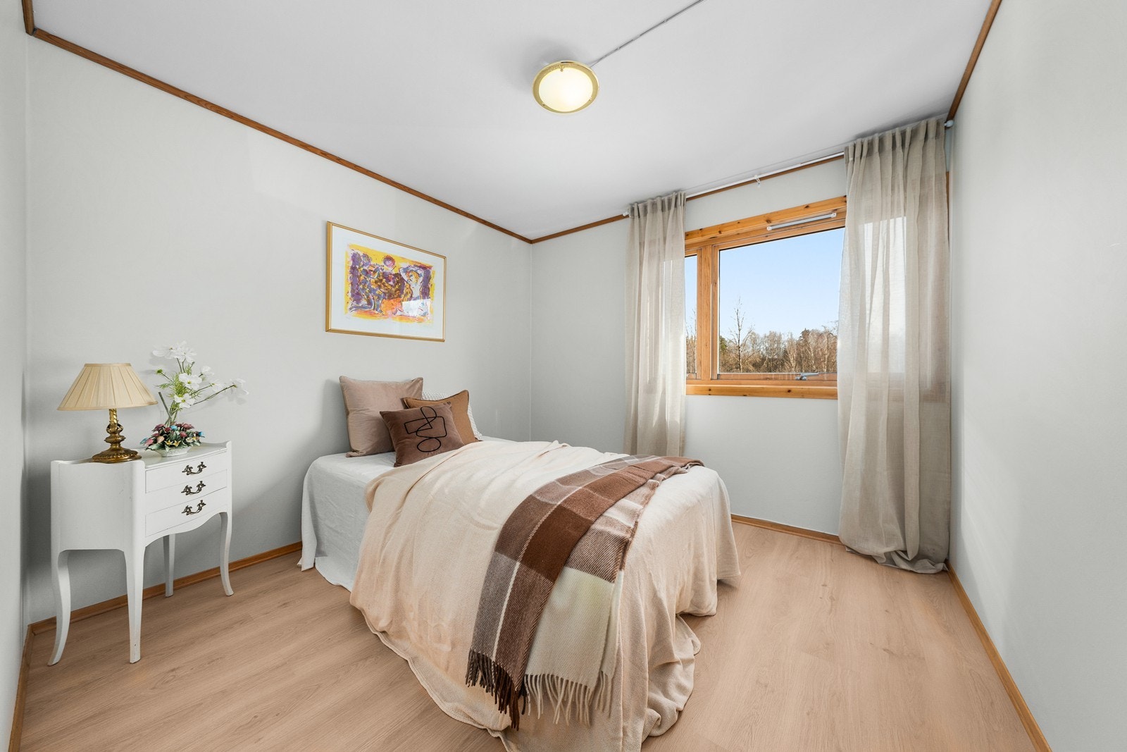 Lyst og behagelig soverom med nytt laminatgulv og malte flater! Galleribilde