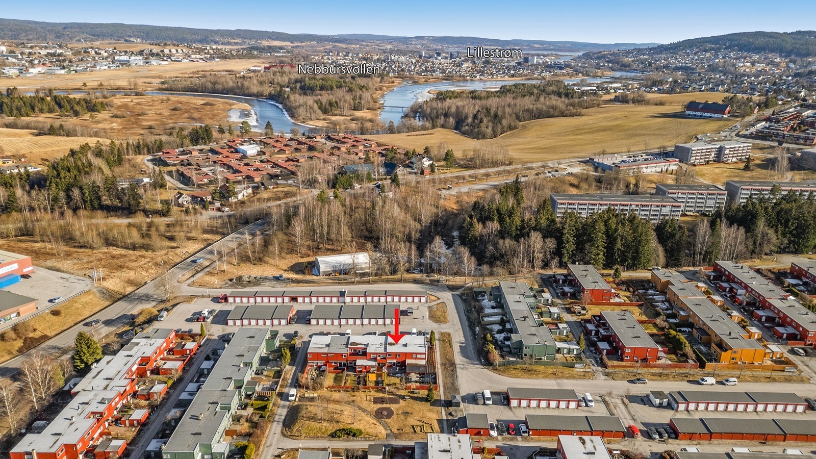I nærmiljøet finnes flere kunstgressbaner, lekeplasser, idrettshall, svømmehall, skateramp, alpinanlegg, golfbane og treningssentre som gjør området til et attraktivt sted å bosette seg. Nebbursvollen Friluftsbad og tursti lang Nitelva kort avstand unna! Galleribilde