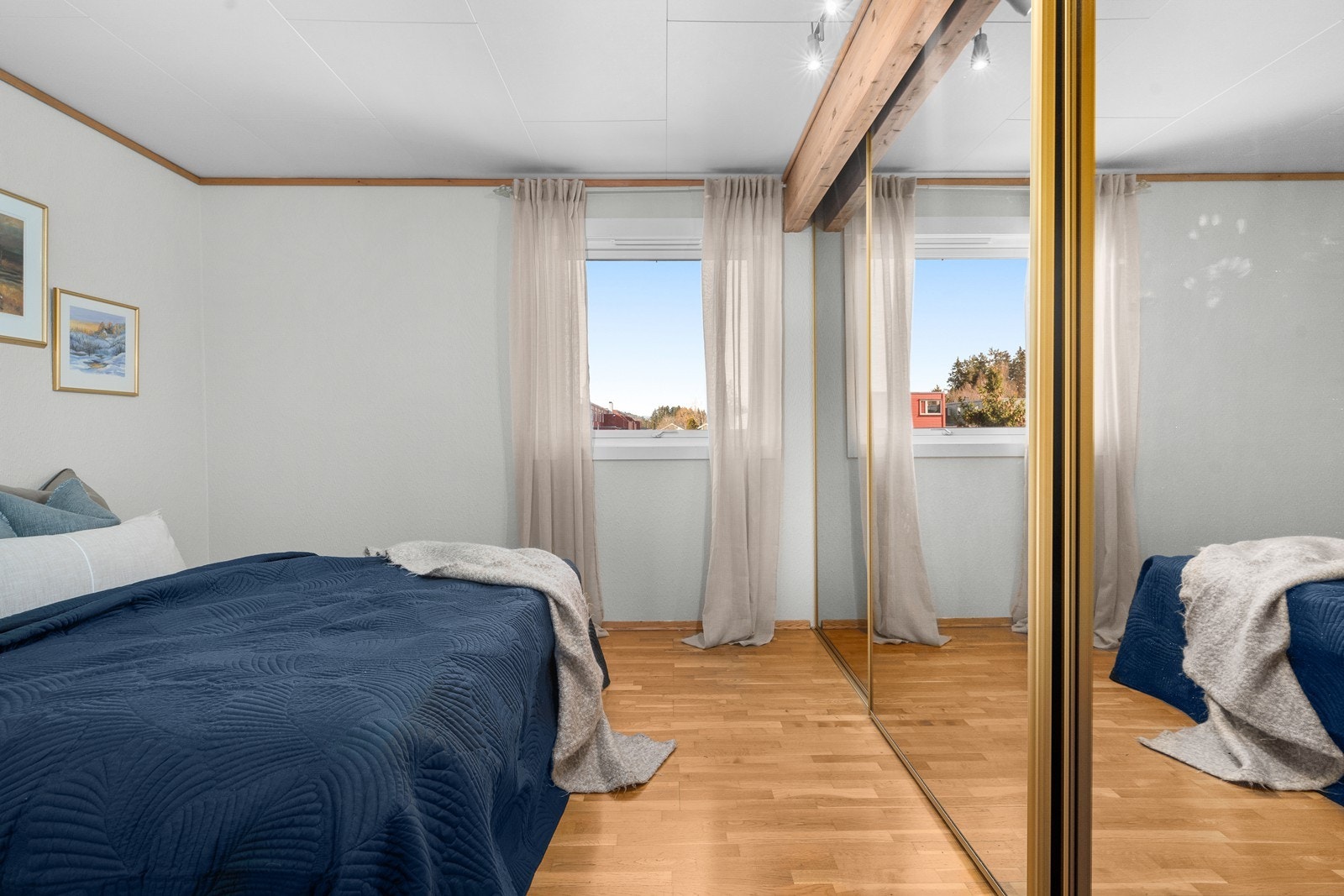 En raus skyvedørsgarderobe med tilhørende innredning medfølger! Galleribilde