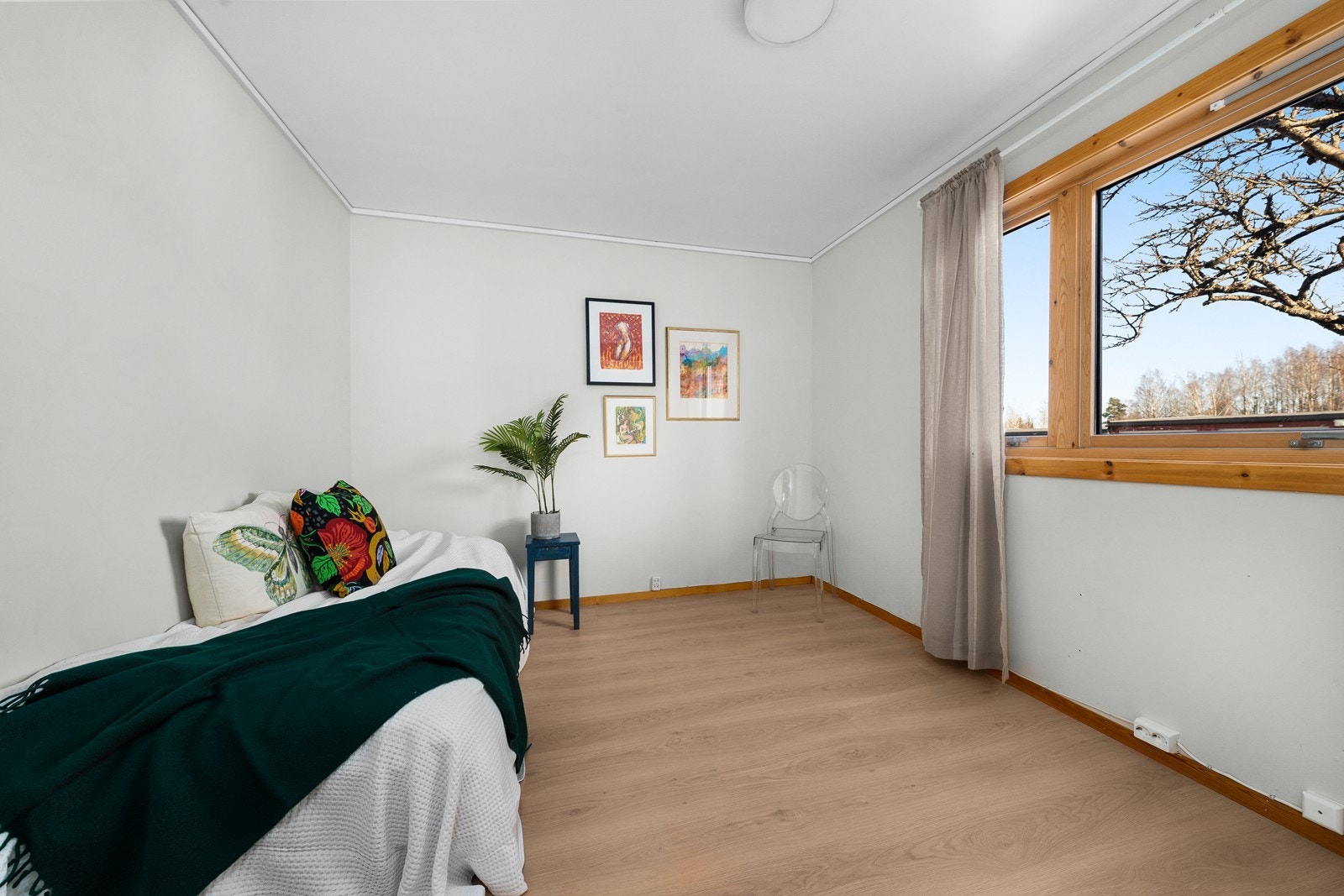 Lyst og komfortabelt soverom med nytt laminatgulv med adkomst fra entreen! Galleribilde