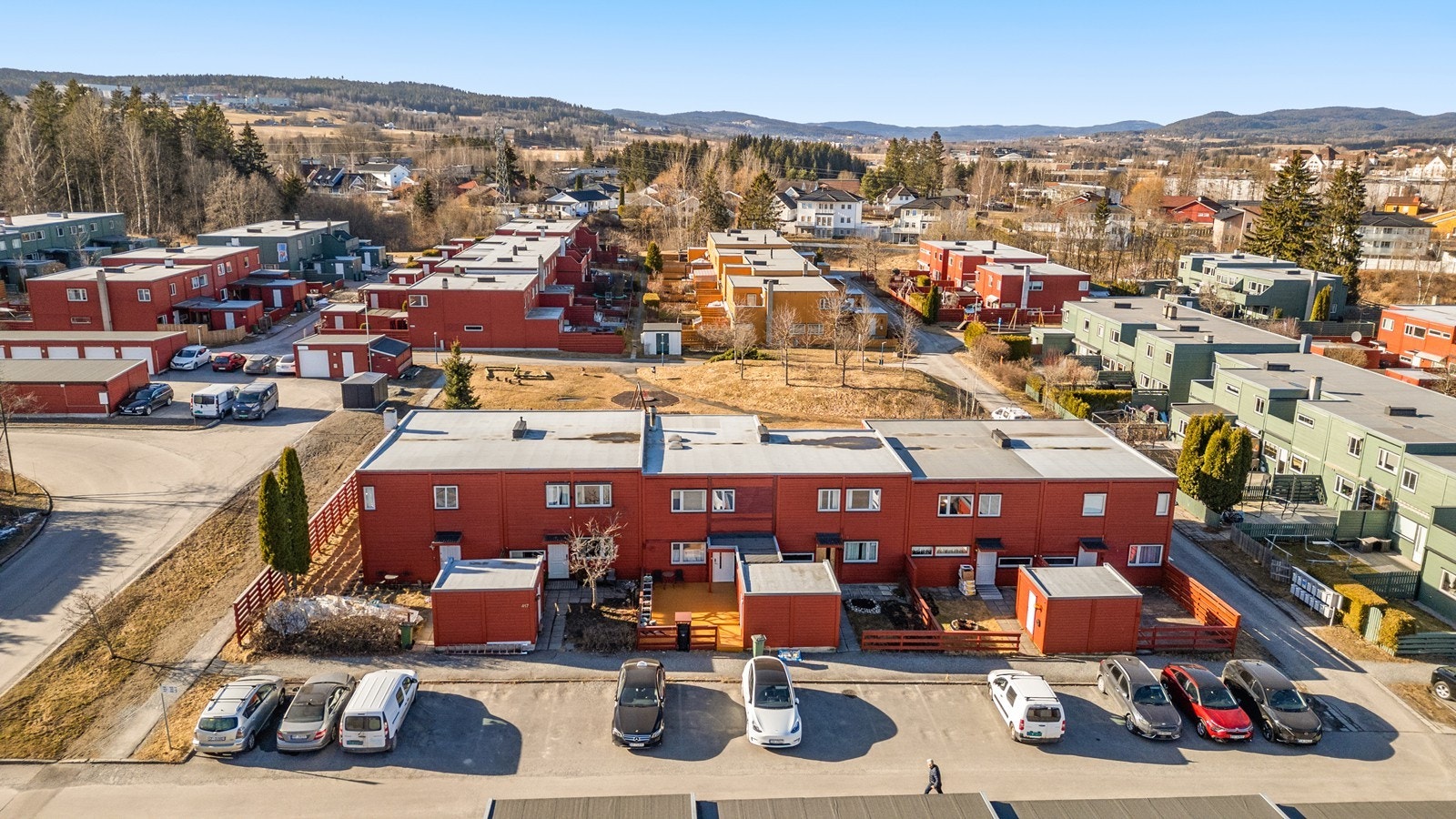 Det er flere biloppstillingsplasser og gjesteparkeringsplasser etter borettslagets bestemmelser! Galleribilde