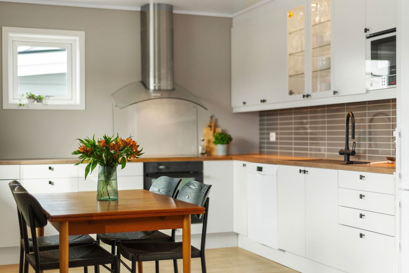 Dersom du ønsker å bo i Ratvikvegen 7B, må du avklare finansiering i god tid før visningen. Innredningen er fra velrennomerte Sigdal. Galleribilde