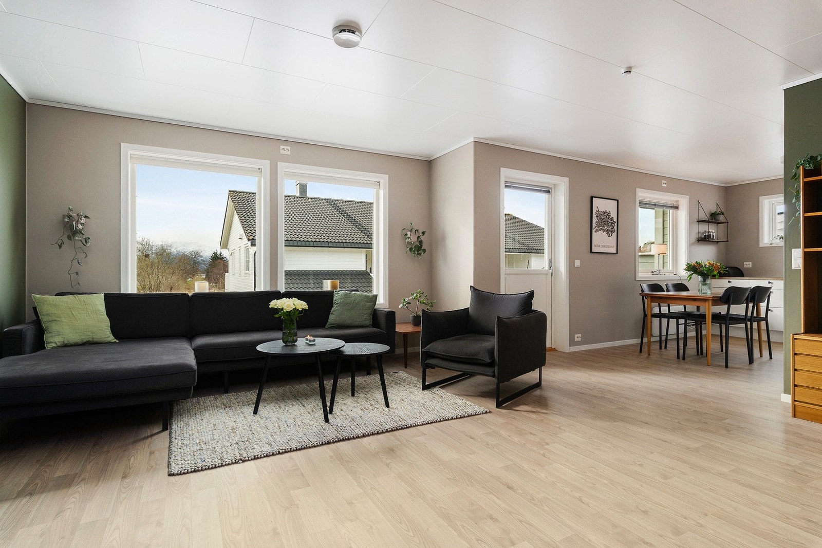 Dersom du vil bo her så husk å melde deg på visningen og ha klar finansiering. Fra stue har man utgang til verandaen. NB ! Se alle el-punktene. Galleribilde