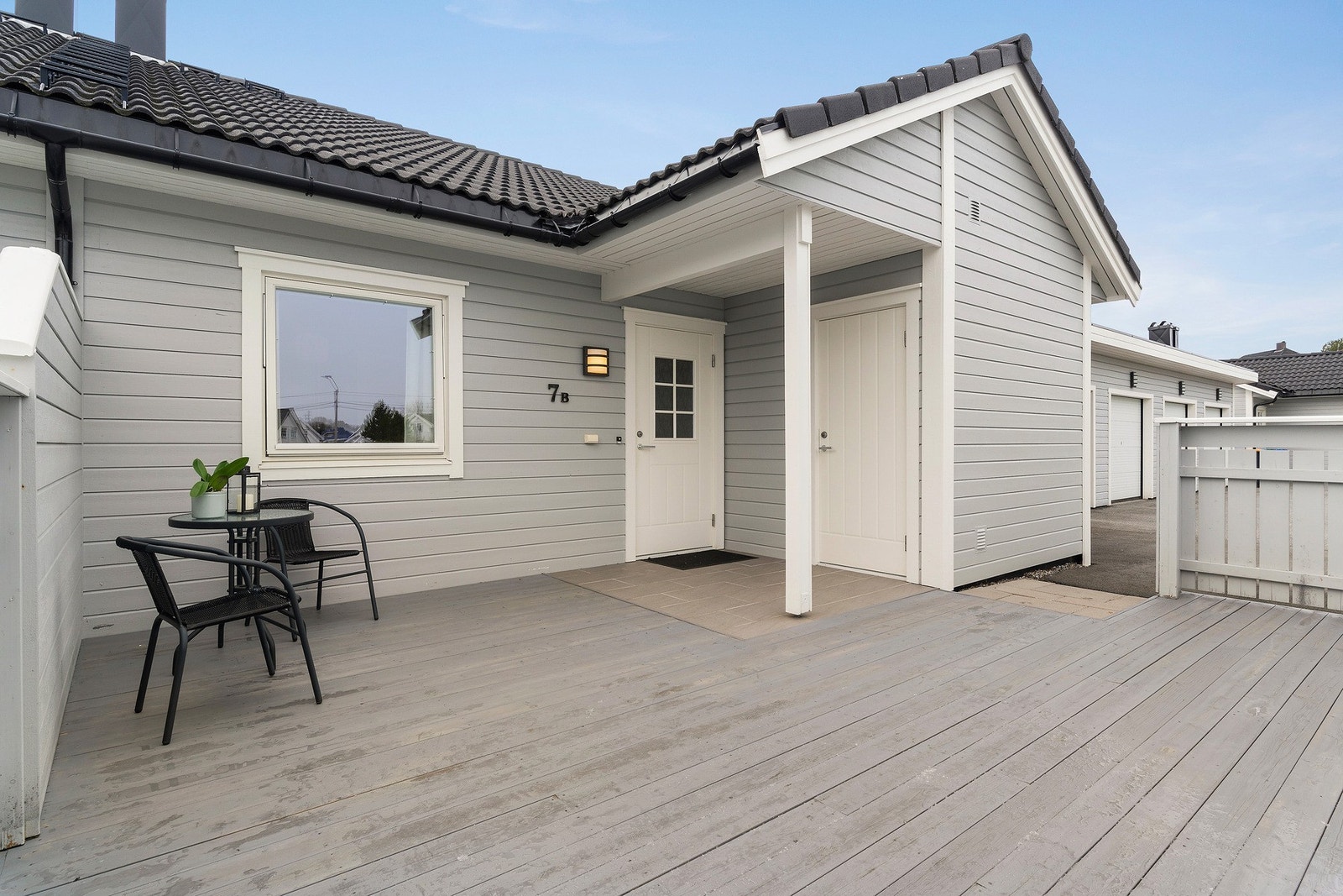 Plusspoeng for overbygd inngangsparti og at boden er rett ved inngangen. Vinduet er til hovedsoverommet. Galleribilde