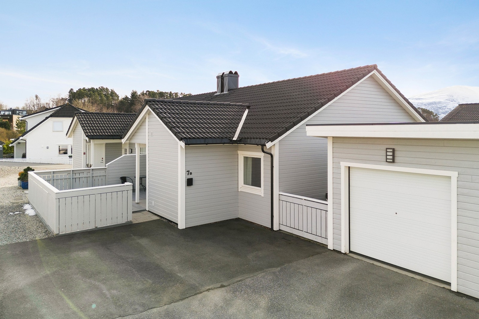 Pent inngangsparti med innegjerdet og østvendt terrasse. Garasjeplassen på bildet blir også din. Galleribilde