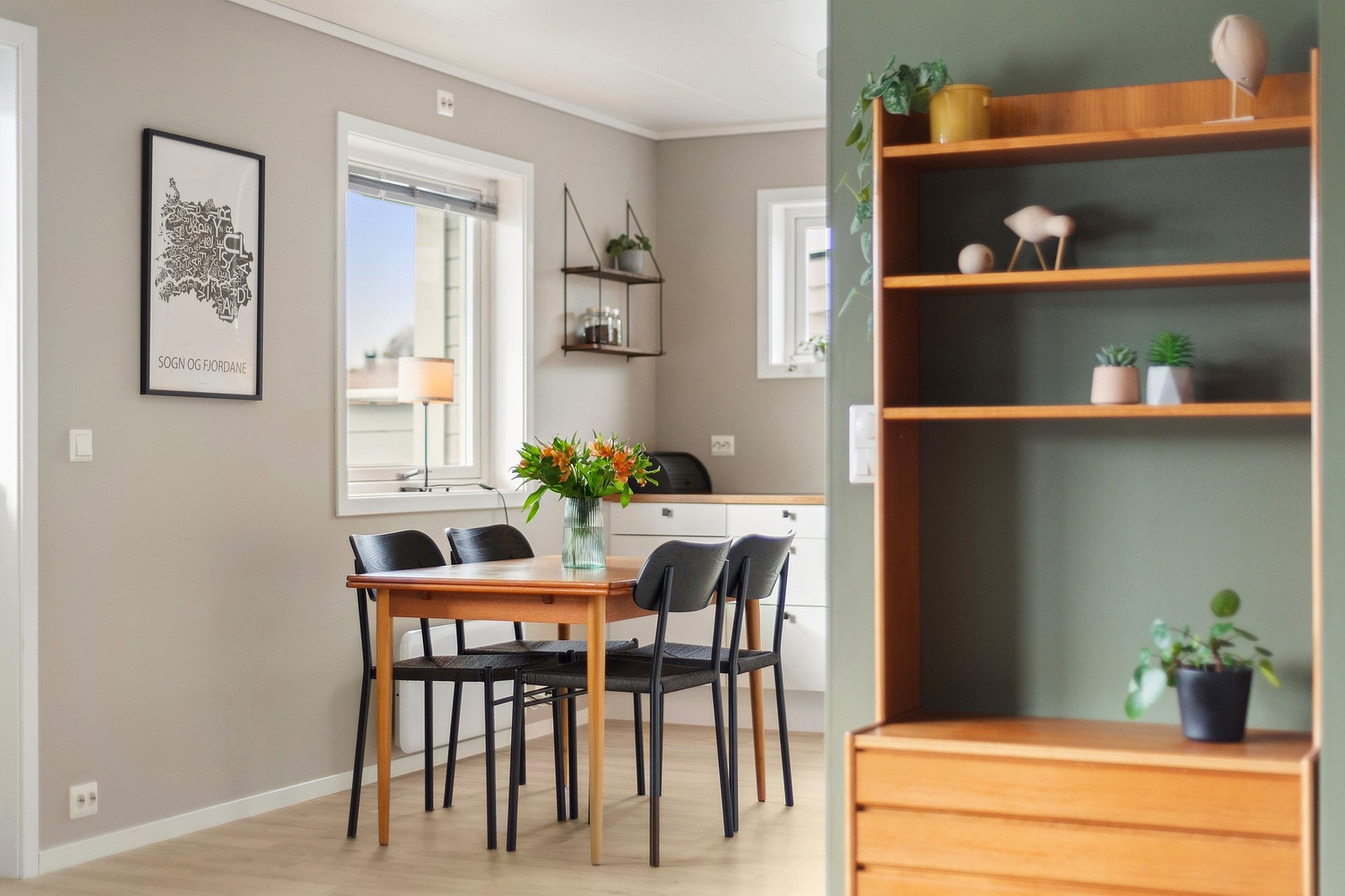 Hele leiligheten fremstår som godt i varetatt og moderne. Du har plass for spisebord i kjøkkensona. Galleribilde