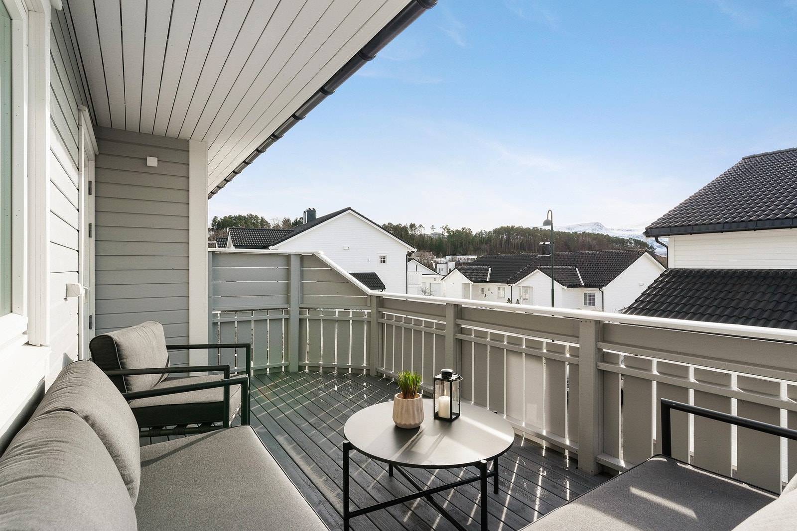 Ratvikvegen 7 B har delvis overbygd veranda mot vest. Her er gode solforhold og god plass til utemøbler. Legg også merke til elpunkt på veggen. Galleribilde