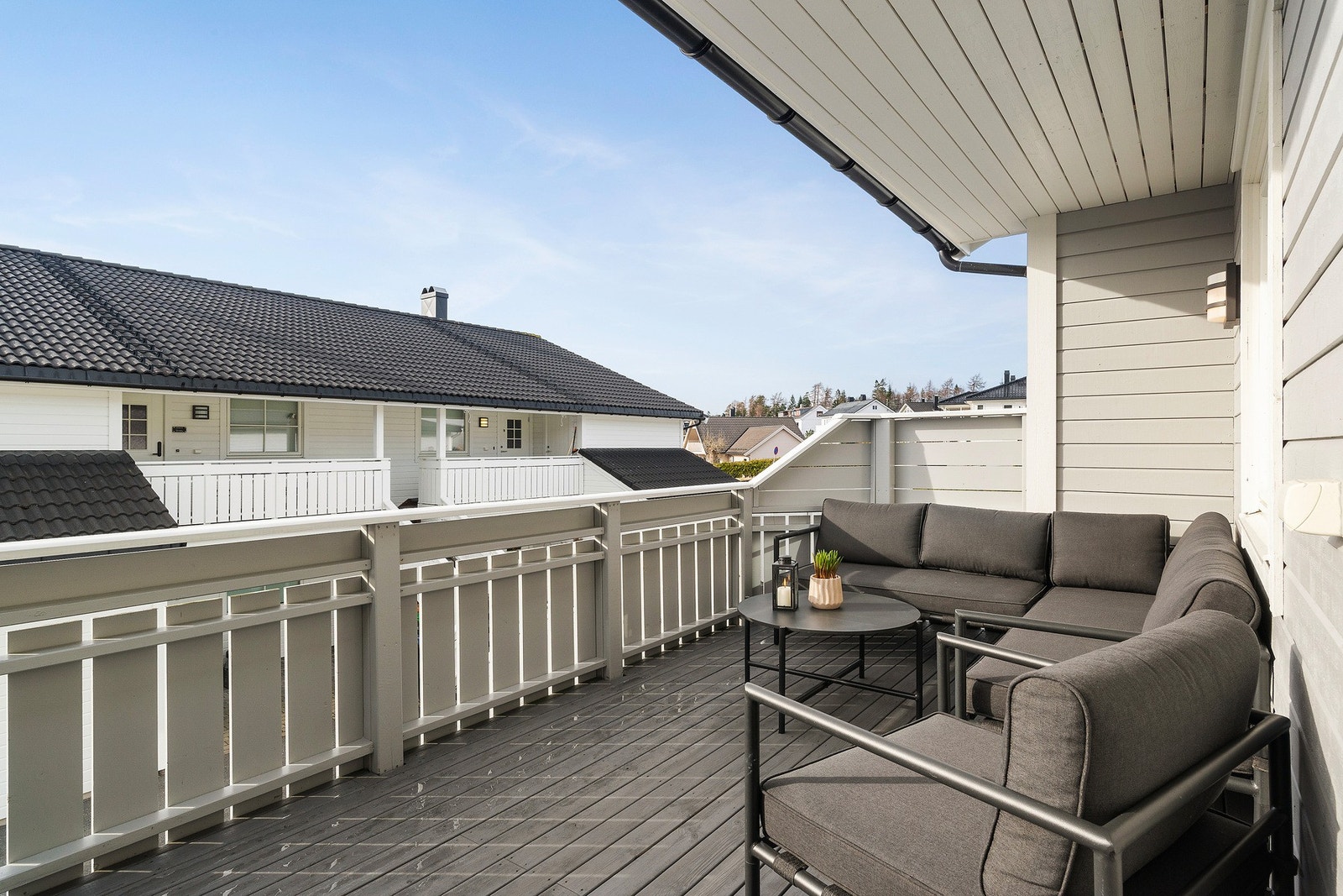 Herlig veranda mot vest, delvis overbygd og med god plass til planter og hagemøbler. Dette plusspoenget vil du komme til å elske. Galleribilde