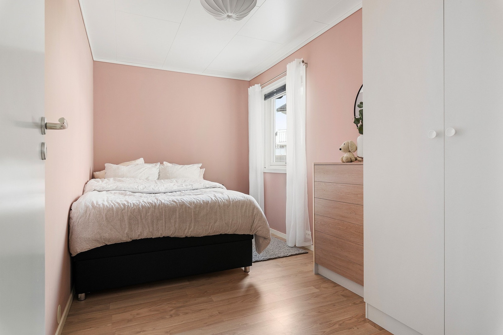 Leiligheten har 2 soverom, her er plass til dobbeltseng og garderobe. Begge soverommene vender mot øst. Galleribilde