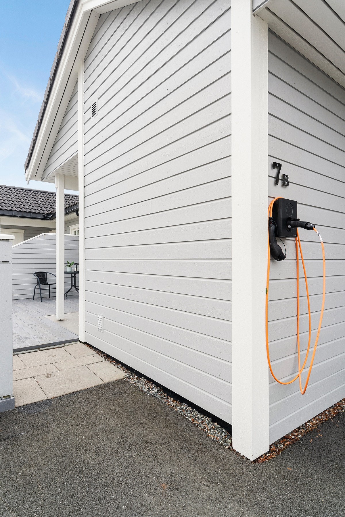 Og her ser du elbil-laderen. Den ble montert så sent som i 2023 Galleribilde