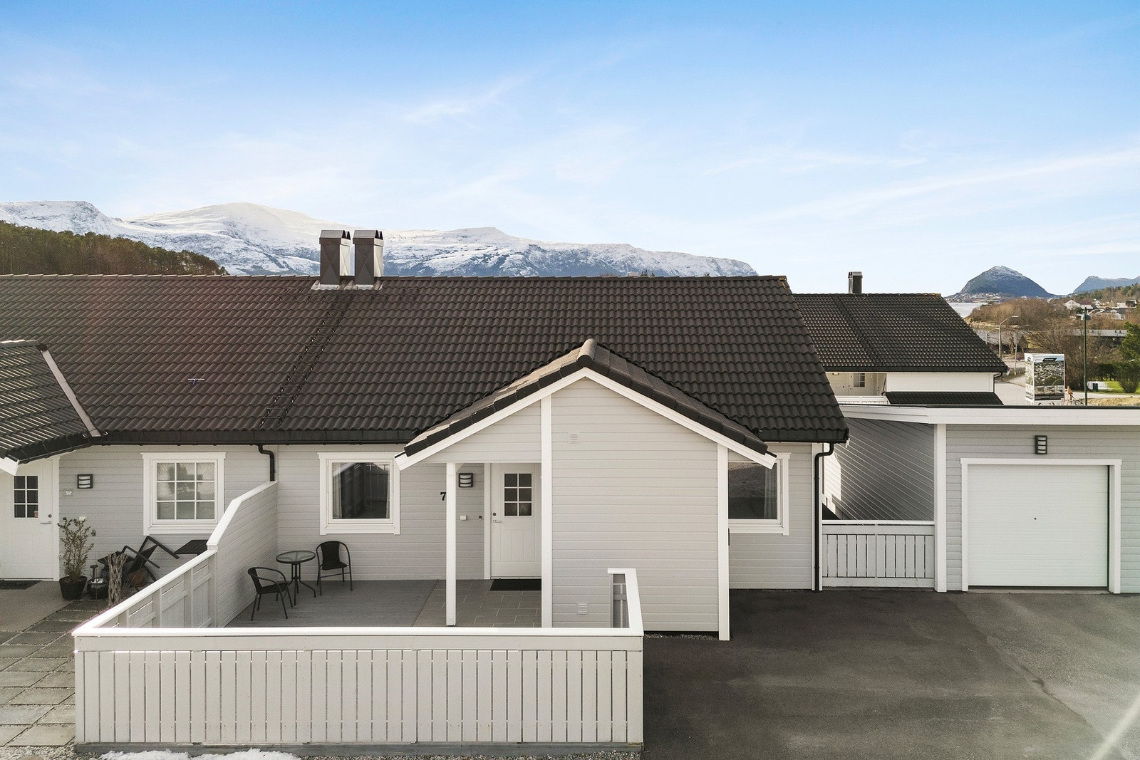 Her kan du bo! Du får trappefri adkomst, elbil-lader, asfaltert tilkomst og noen få steg til egen garasjeplass. Galleribilde