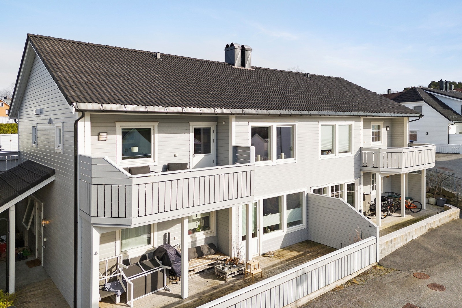 Beliggenhet i 2. etasje men med trappefri adkomst via inngang mot øst. Galleribilde