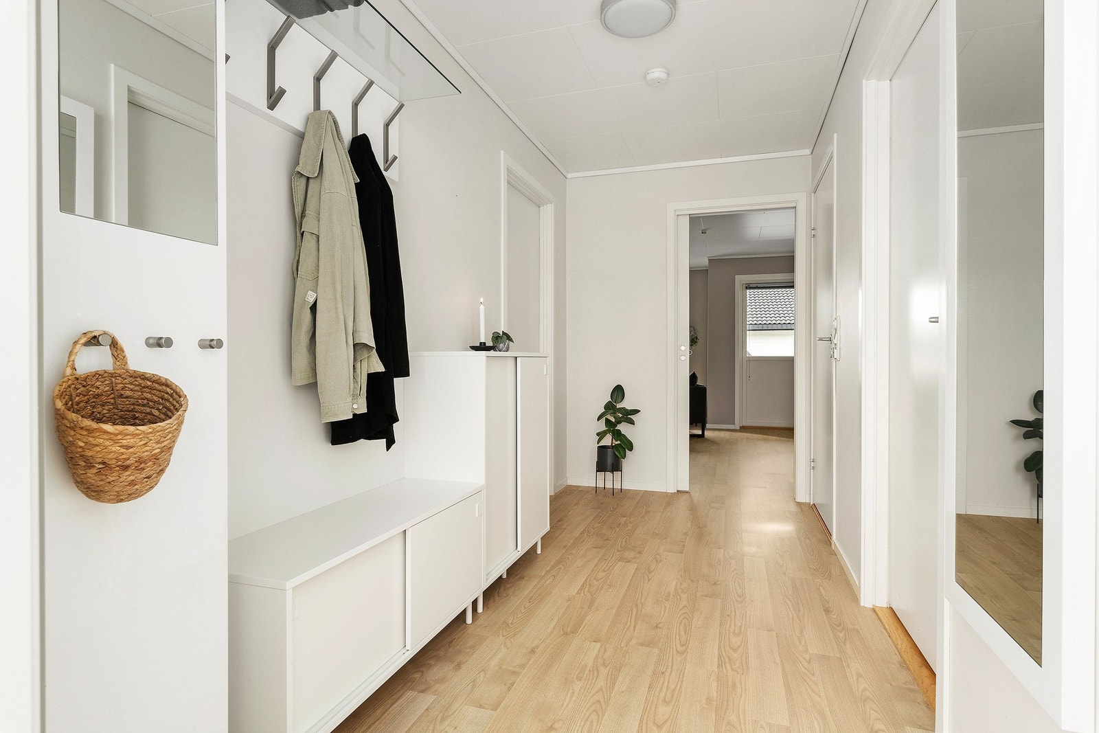 På høyre side har man soverom og bad og på venstre side er det dør inn til hovedsoverom. Legg merke til at man kan stenge av til stuen via skyvedør. Galleribilde