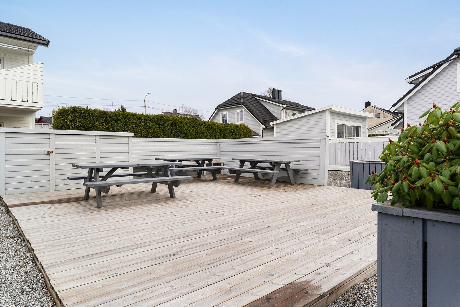 Solrik fellesterrasse. Når vårsola kommer er det trivelig å sette seg ut med en kopp kaffe for en prat med naboene. Galleribilde