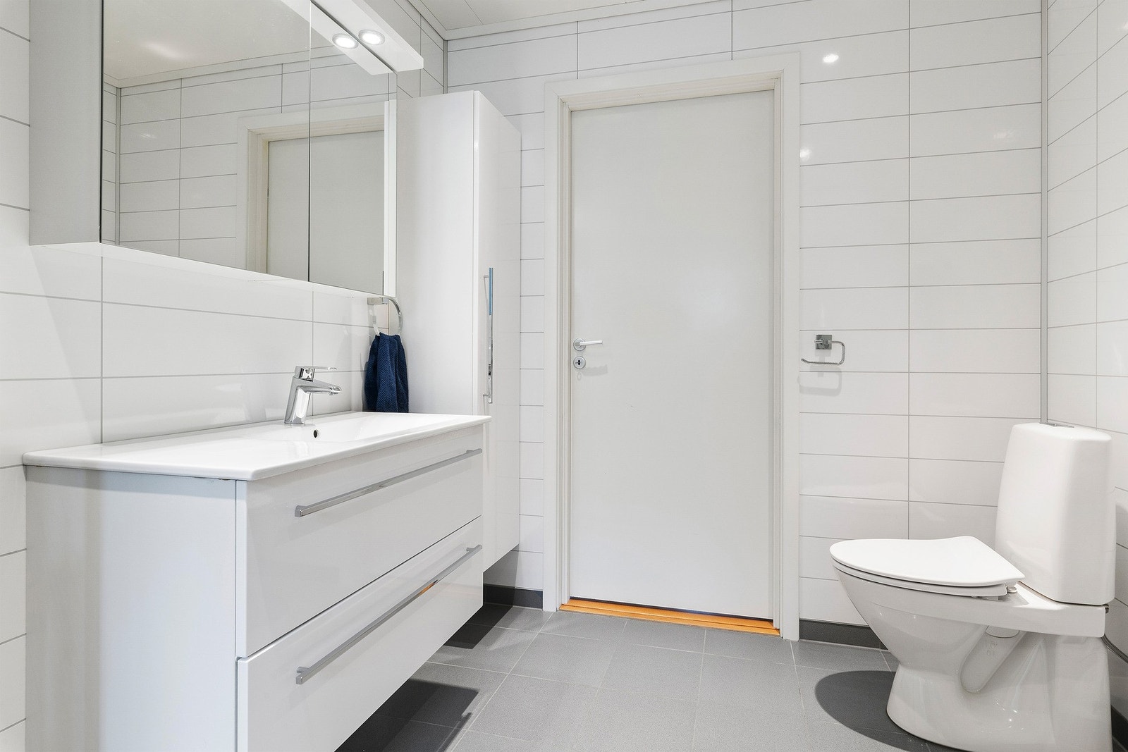 Rent og pent bad med både overskap og servantmodul med skuffer. Galleribilde